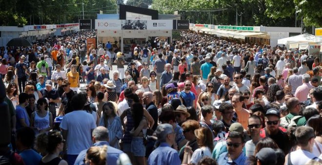 Miles de personas acuden este domingo a la 78ª Feria del Libro que se celebra en el Parque del Retiro de Madrid. EFE/Juan Carlos Hidalgo
