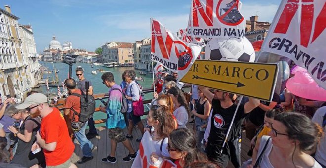 Miles de manifestantes este sábado en Venecia. / EFE/EPA/ANDREA MEROLA