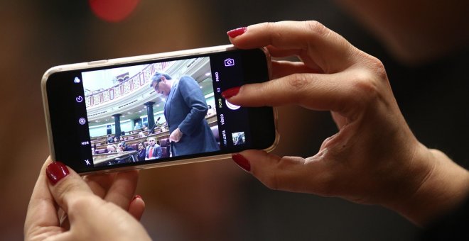 Imagen de un dispositivo tomando una fotografía en el Congreso de los Diputados. / Europa Press