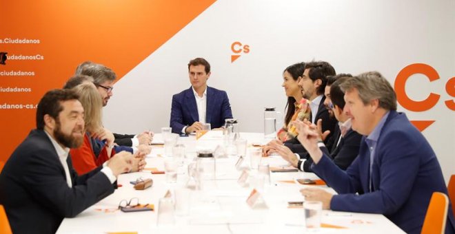 El líder de Ciudanos, Albert Rivera (c), preside este lunes la reunión del Comité Permanente del partido celebrada en la sede de la formación, en Madrid. EFE/Ballesteros