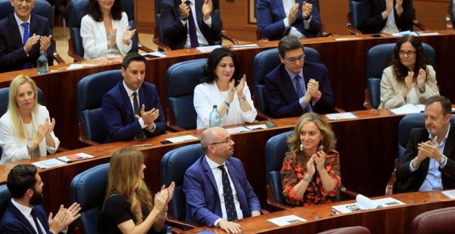 - Juan Trinidad (c), de Ciudadanos, ha sido elegido presidente de la Asamblea de Madrid por mayoría absoluta con los votos de todos los diputados de su grupo, del PP y de Vox en el pleno de constitución del Parlamento madrileño. La otra aspirante a la Pre