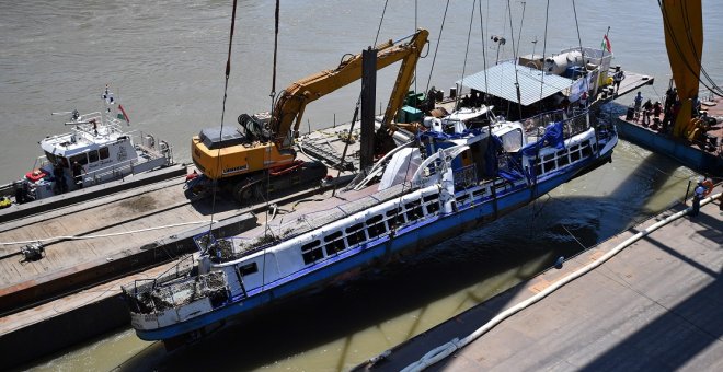 1/06/2019.- Una grúa saca a flote el barco naufragado en el río Danubio 12 días después del accidente. / EFE