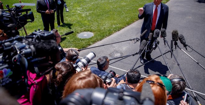 El presidente de Estados Unidos, Donald Trump, atiende a los medios en los jardines de la Casa Blanca, en Washington. EFE/ Shawn Thew