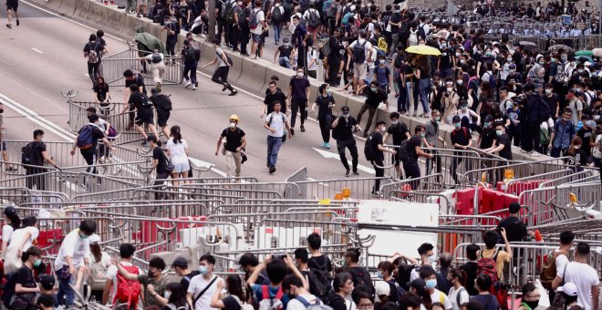 Manifestantes ocupan una calle principal durante un mitin contra las enmiendas a un proyecto de ley de extradición cerca del Consejo Legislativo en Hong Kong. Liau Chung-Ren/ZUMA/EP