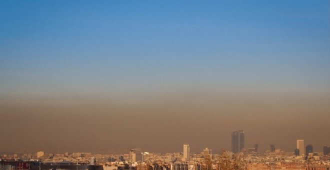 La 'boina' de contaminación sobre la ciudad de Madrid.  SERGIO CAMBELO
