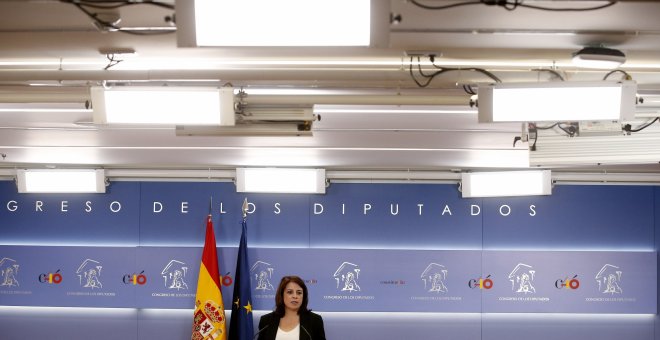 La portavoz del PSOE en el Congreso, Adriana Lastra, durante la rueda de prensa tras la reunión mantenida con el portavoz de ERC, Gabríel Rufián. EFE/Javier Lizón