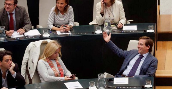 A la izquierda de la imagen, Martínez-Almeida en el salón de plenos del Ayuntamiento de Madrid. (ZIPI | EFE)