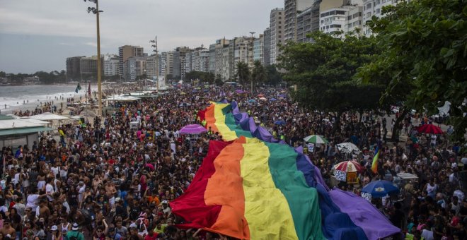 Una bandera gigante del orgullo LGBT, en la playa de Copacabana, en Río de Janeiro. - AFP
