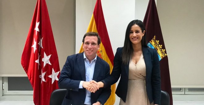 José Luis Martínez-Almeida y Begoña Villacís se dan la mano tras firmar el acuerdo en el Ayuntamiento de Madrid. /TWITTER