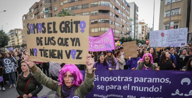 Pancartas con lemas feministas durante la manifestación del 8M en Badajoz. / EFE