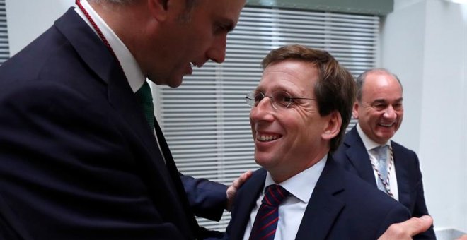 El secretario general de Vox, Javier Ortega Smith (i), felicita a José Luis Martínez Almeida (d), tras haber sido elegido nuevo alcalde de la Madrid en la sesión constituyente celebrada este sábado en el Palacio de Cibeles. EFE/Emilio Naranjo