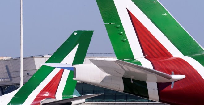 Dos aparatos de Alitalia en el Aeropuerto Leonardo da Vinci-Fiumicino de Roma. REUTERS/Alberto Lingria