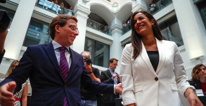 Almeida y Villacís, poco antes del inicio de la constitución del Ayuntamiento de Madrid este sábado. EFE/Emilio Naranjo