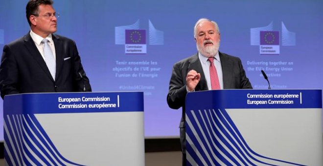 El vicepresidente de la Comisión Europea Maros Sefcovic (izq) y el comisario europeo de Energía y Clima, Miguel Arias Cañete. EFE