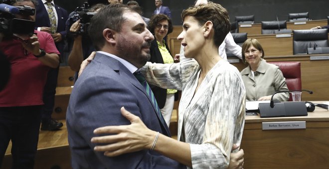 La responsable del PSN, María Chivite, felicita al nuevo presidente del Parlamento de Navarra, Unai Hualde. EFE/ Jesús Diges