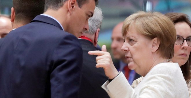 El presidente de España, Pedro Sánchez, y la canciller de Alemania, Angela Merkel, conversan al inicio de la cumbre de la Unión Europea (UE) en Bruselas (Bélgica). EFE/ Olivier Hoslet