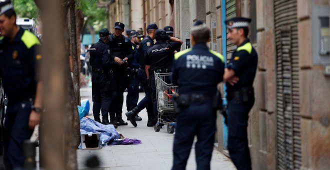 20/6/2109.- Más de mil efectivos del cuerpo de los Mossos, guardia urbanos y policías nacionales durante una operación antidroga en el barrio del Raval. / EFE - Alejandro Garcia.