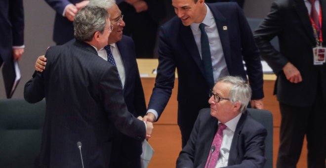 El presidente del Gobierno de España, Pedro Sánchez (d), saluda al presidente del Banco Central Europeo, Mario Draghi (i), y el primer ministro luso, Antonio Costa (2i), junto al presidente de la Comisión Europea, Jean-Claude Juncker (d), antes del comien