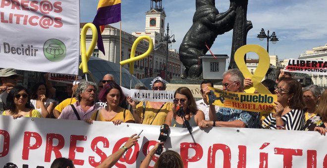 Los manifestantes reclaman la libertad de los políticos catalanes en Madrid - A.R