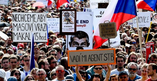 23/06/2019.- Miles de personas marchan este domingo en Praga para pedir la dimisión del primer ministro checo, Andrej Babis. EFE/EPA/Filip Singer