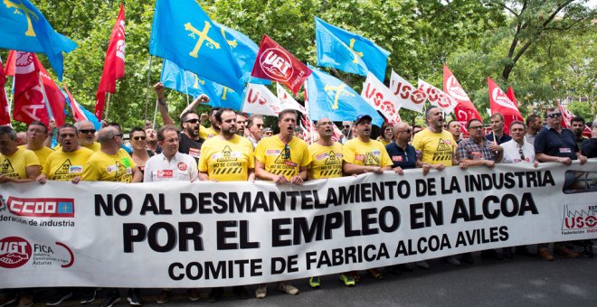 Marcha de los trabajadores de Alcoa hasta el Ministerio de Industria, en un manifestación en la que han pedido una solución de futuro para las plantas de Avilés (Asturias) y A Coruña. EFE/Luca Piergiovanni