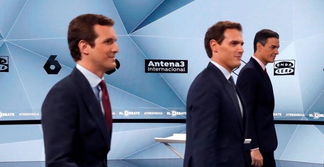 Pablo Casao y Albert Rivera, junto a Pedro Sánchez, en el segundo debate electoral del 28-A. EFE