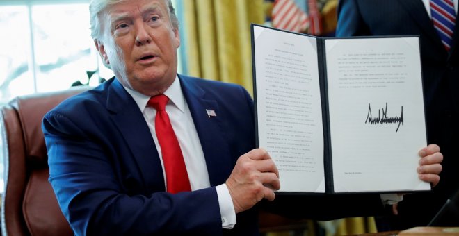 24/06/2019 - El presidente estadounidense, Donald Trump, firma nuevas sanciones contra Irán en la Casa Blanca, Washington. / REUTERS - CARLOS BARRIA