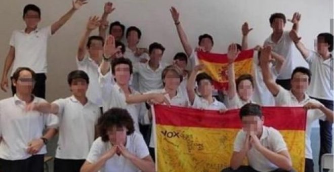 Imagen de un grupo de alumnos realizando el saludo fascista. 24-06-2019. / Facebook