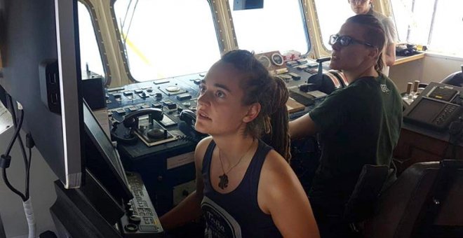 Fotografía facilitada por la ONG Sea Watch de la capitana del barco del mismo nombre, la alemana Carola Rackete. - EFE