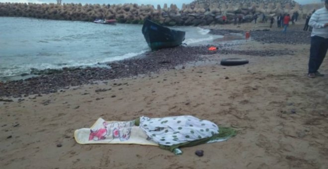 Imagen publicada por el portal 'le360.ma' en las que se ven varios cadáveres tapados con matas en una playa marroquí tras volar la patera con la que intentaban llegar a Canarias.