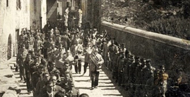: Imagen de una de las procesiones de Benasque, en las que se interpretaba la pieza a principios de los años 40, con autoridades y fuerzas de seguridad en el cortejo. Foto: Cedida por Antonio Merino
