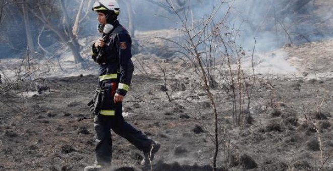 Un bombero comprueba los efectos del incendio de Cadalso de los Vidrios | Emergencias 112