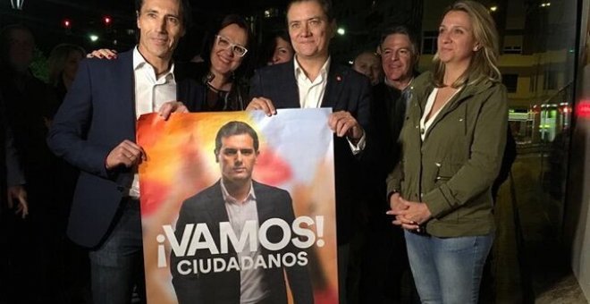 Miguel Garaulet, diputado en el Congreso por Ciudadanos y coordinador de las negociaciones en Murcia, junto con Isabel Franco, candidata a la Asamblea Regional, y miembros de su partido.