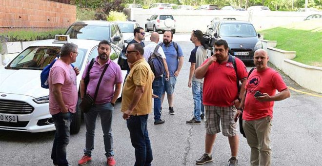 Trabajadores de Alcoa a la entrada de una reunión con la ministra de Industria. (FERNANDO VILLAR | EFE)