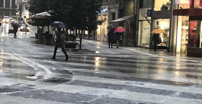 Jornada de lluvia y granizo en Santander, gente con paraguas, lluvia, frío./ EUROPA PRESS - Archivo