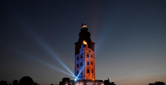 La Torre de Hércules se ha convertido esta noche en una gran pantalla sobre la que se proyecta el espectáculo audiovisual exclusivo "Luz e Son de Hércules", como broche del programa del X Aniversario del monumento como Patrimonio de la Humanidad. EFE / Mo