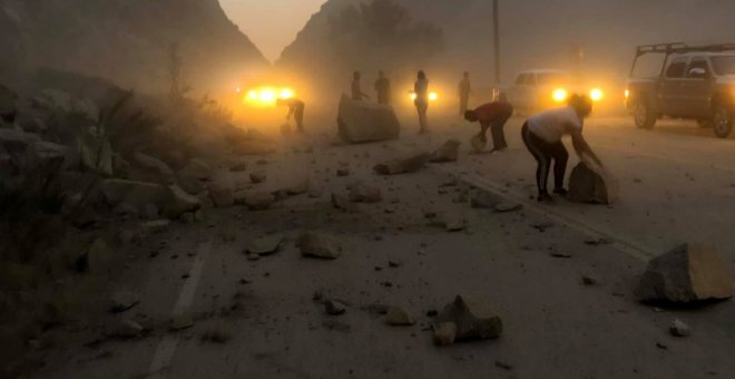 Así ha quedado una carretera después de que se hayan deslizado las rocas de un muro por el terremoto / Reuters