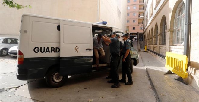 Los cuatro turistas alemanes detenidos por la presunta violación de una joven alemana en un hotel de la localidad mallorquina de Cala Rajada y que fueron arrestados en el aeropuerto de Palma cuando regresaban a su país, entran a disposición judicial en lo