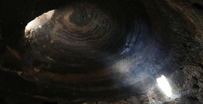 Cúpula de una las cuevas artificiales del yacimiento prehispánico de Risco Caído, en la cumbre de Gran Canaria, donde un rayo de luz que se cuela por una claraboya al amanecer va marcando el inicio de las estaciones de primavera, verano y otoño sobre unos