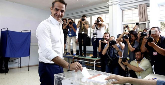 Kyriakos Mitsotakis, el líder de Nueva Democracia, depositando su voto en su colegio electoral en las elecciones griegas. /EFE