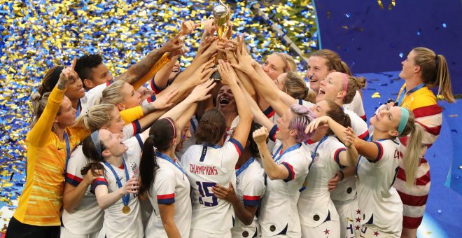 Las jugadoras de EEUU levantan el trofeo que las acredita como campeonas del mundo de fútbol. /REUTERS