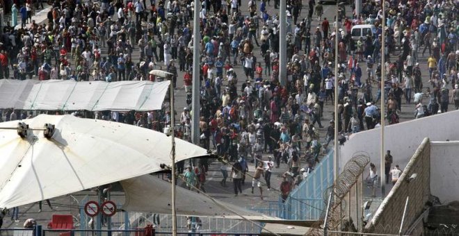 Imagen de archivo del  acceso del Tarajal en Ceuta./ EFE