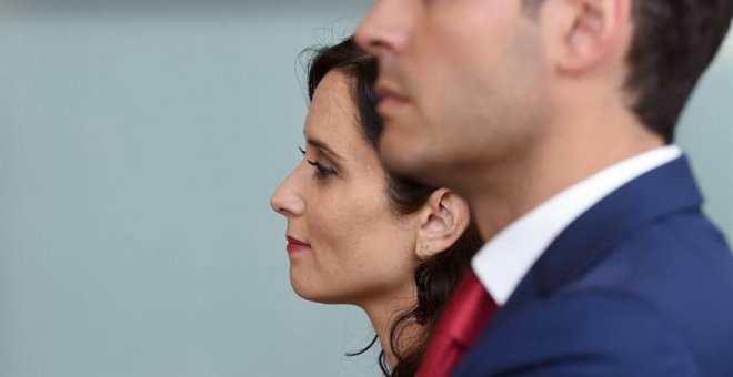 La candidata del PP a la Comunidad de Madrid, Isabel Díaz Ayuso, y el de Ciudadanos, Ignacio Aguado, durante la rueda de prensa que han ofrecido tras firmar este lunes un acuerdo de gobierno en el que no está incluido Vox, pese a que los votos de esta for