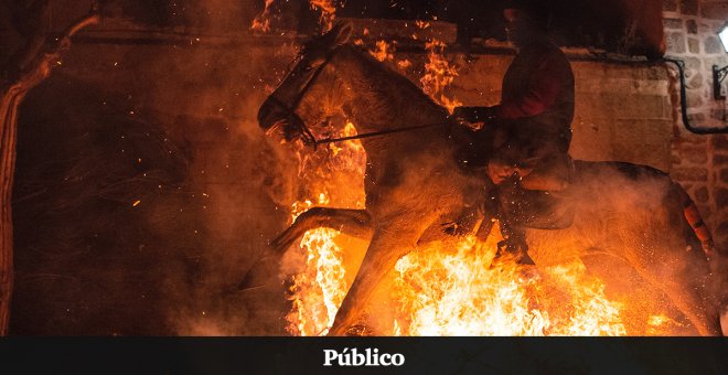 Un caballo, obligado a trotar sobre el fuego en la celebración de la Luminarias de San Bartolomé, en Ávila