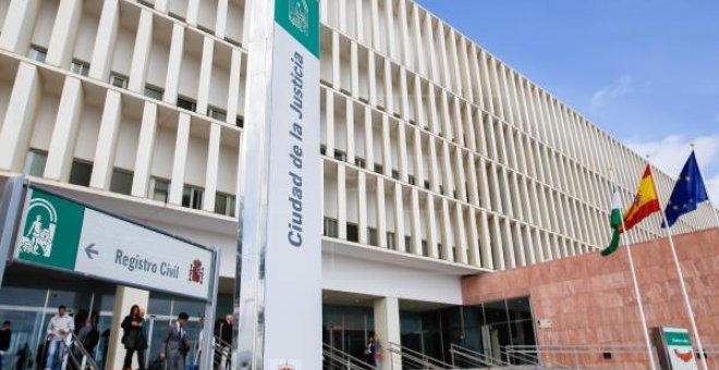 Fachada principal de la Ciudad de la Justicia de Málaga. / EFE