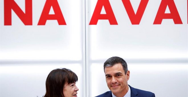 Pedro Sánchez, junto a Cristina Narbona durante la reunión con la Ejecutiva del partido este jueves en Ferraz. EFE/ Emilio Naranjo