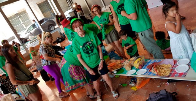 Una grupo de activistas de la PAH de Barcelona, en el vestíbulos del consistorio, donde han acampado de forma indefinida.- PAH BARCELONA