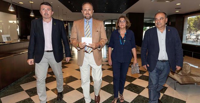 El negociador de Vox en Murcia, Luis Gestoso, con los parlamentarios Pascual Salvador, Francisco José Carrera y María Isabel Campuzano. / EFE