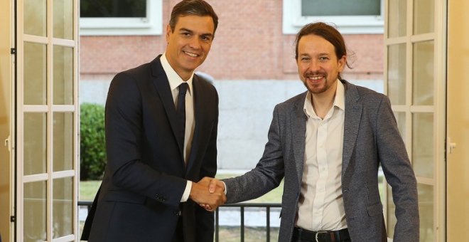 Pedro Sánchez y Pablo Iglesias tras la firma, en La Moncloa, del acuerdo sobre los Presupuestos Generales del Estado para 2019.  FERNANDO.CALVO