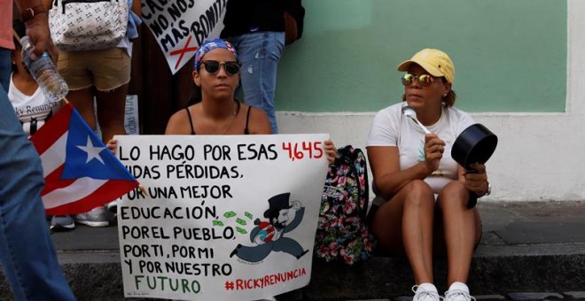 Manifestantes protestan durante un "Cacerolazo" para exigir la dimisión del gobernador de Puerto Rico Ricardo Rosselló este sábado en San Juan (Puerto Rico). EFE/Thais Llorca